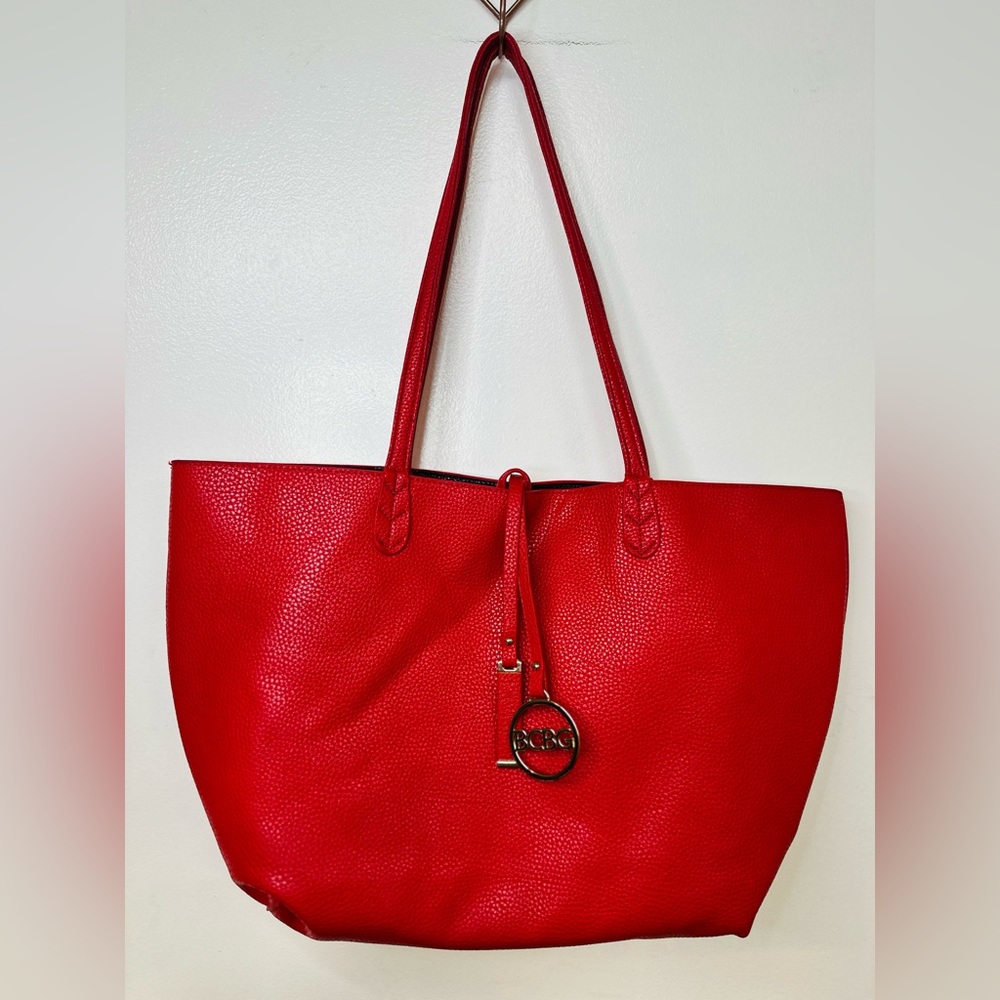 BCBG LARGE SHOULDER TOTE PEBBLED  RED WITH SMALL BAG CHARMS 18" x 12" x 4"
